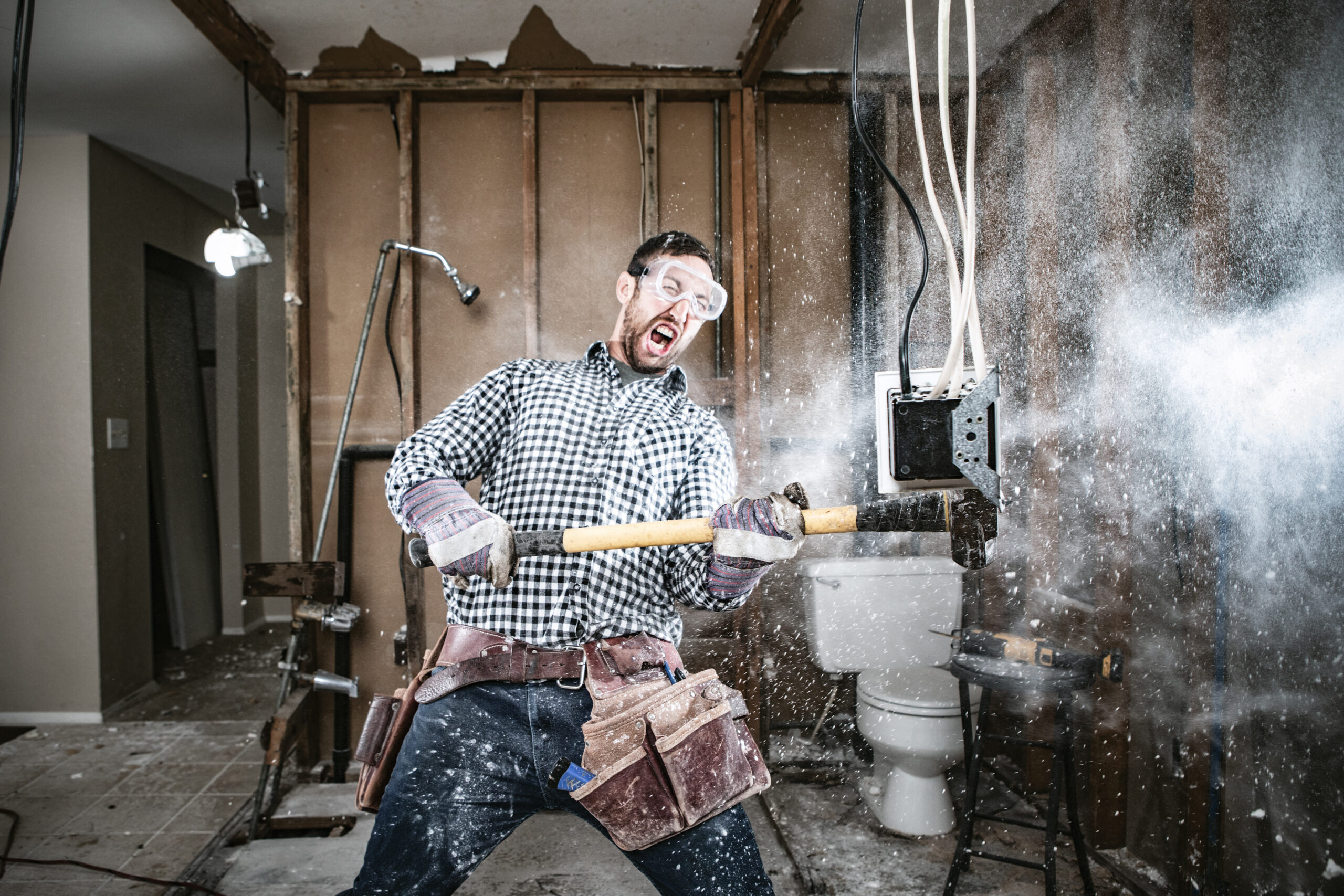 Ein Mann versucht, sein Haus zu renovieren, mit lustigen und katastrophalen Ergebnissen. Er schwingt einen Vorschlaghammer und reißt einen Teil einer Wand heraus.